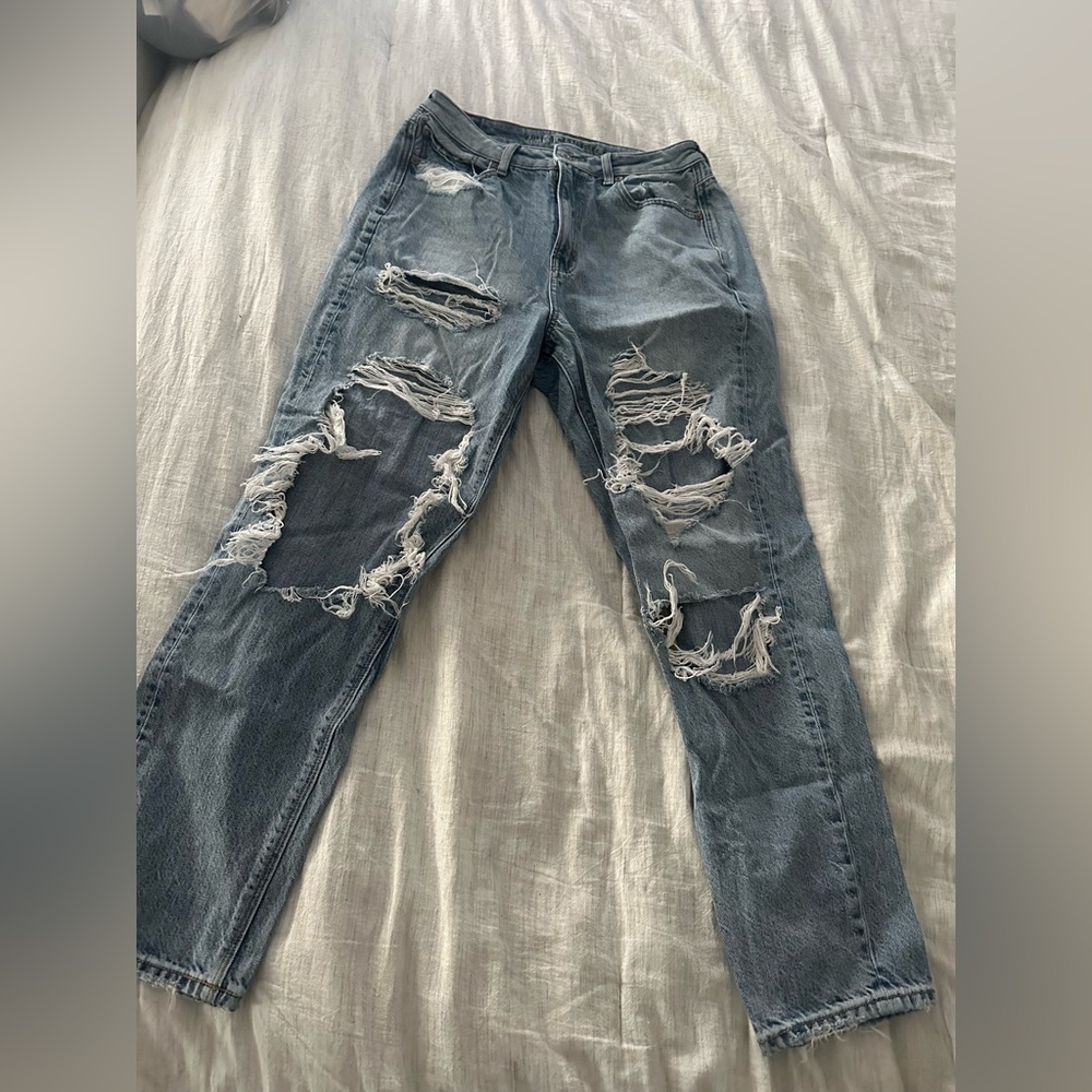 Women’s American eagle mom jeans with rips